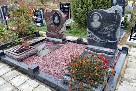 Место захоронения с двумя резными памятниками сложной формы
